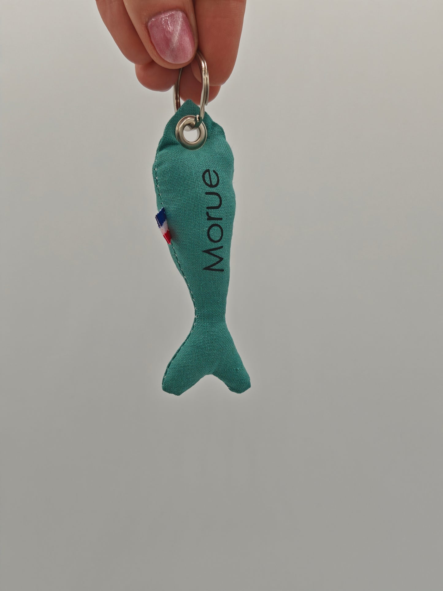Porte-clé sardine en tissu bleu avec message 'Morue' floqué, création artisanale faite main