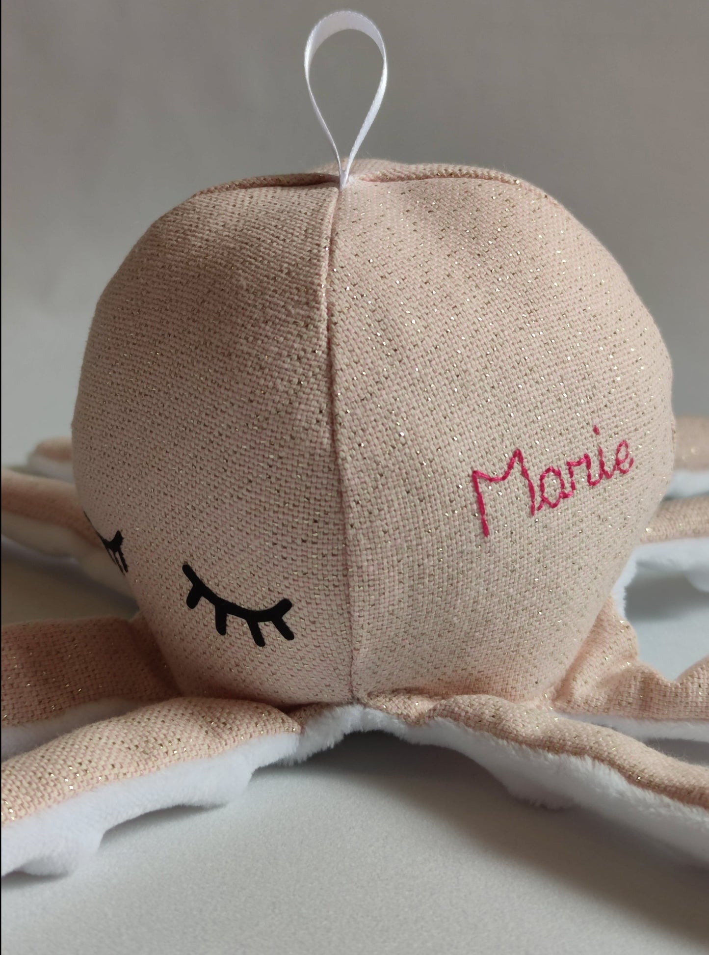 Visage paisible de pieuvre en tissu brodé, objet de décoration rassurant pour le rituel du coucher, Marinette Machin chouette