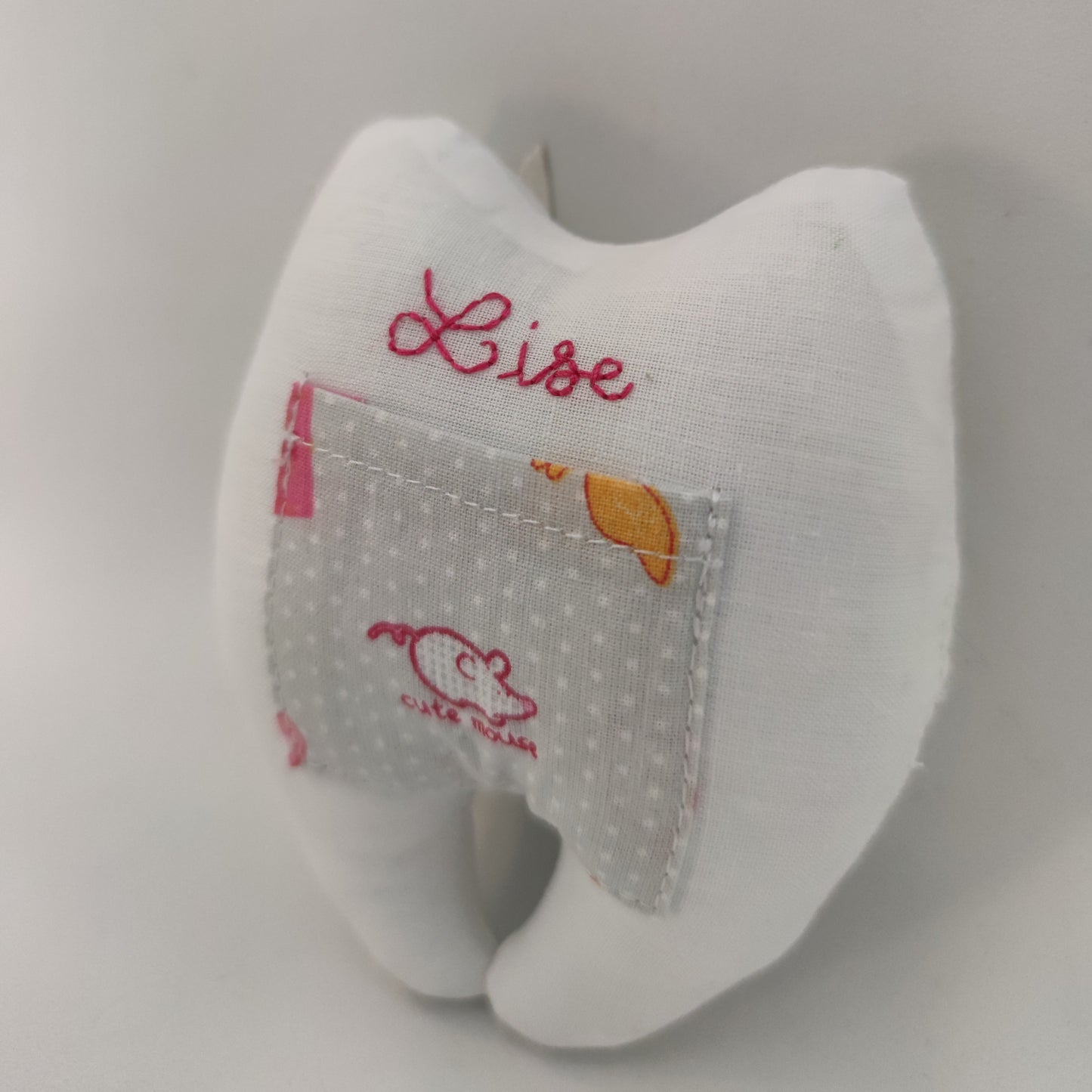Détail d'un prénom brodé à la main pour un cadeau de naissance personnalisé, création textile française, Marinette Machin chouette.