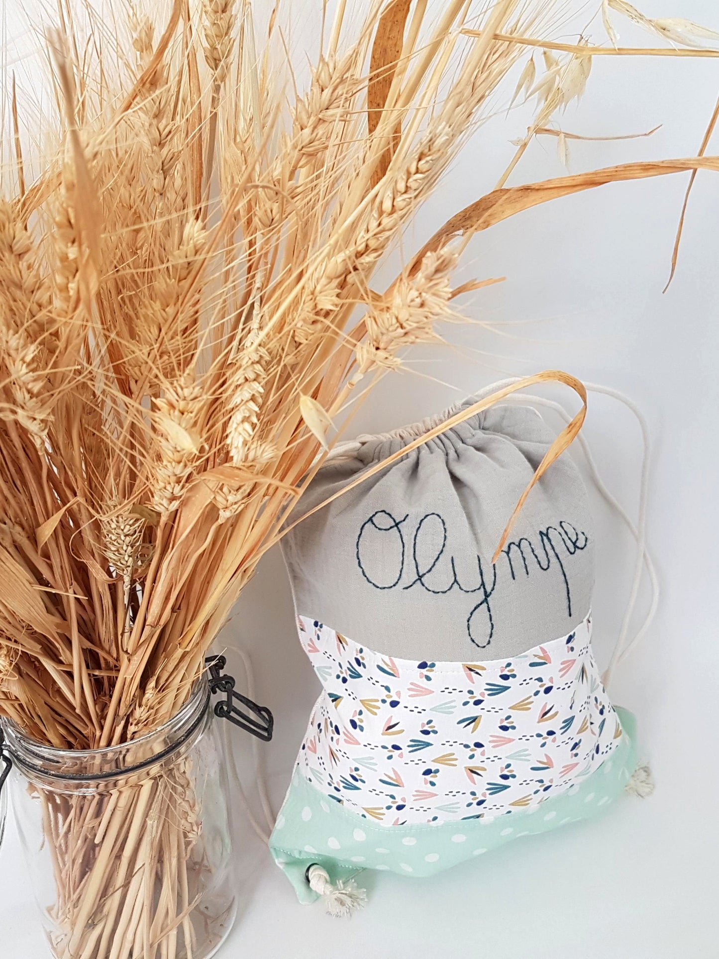 Petit sac à dos personnalisé pour fille, tons doux et poétiques pour les premières sorties de bébé, création Marinette Machin Chouette