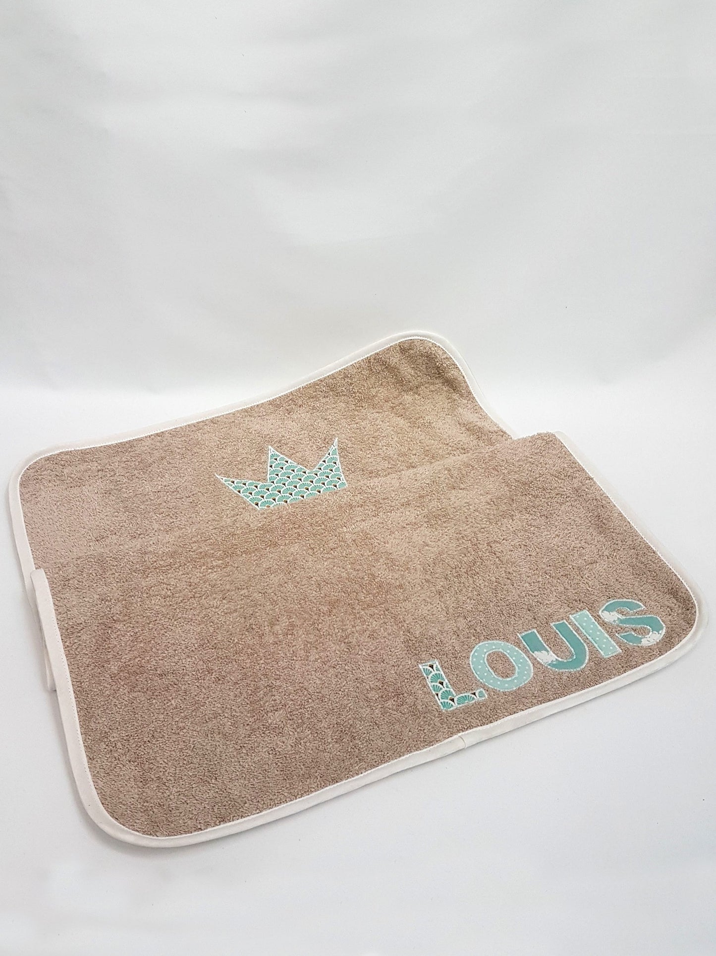 Idée cadeau de naissance utile : coffret de change nomade avec tapis imperméable et lingettes assorties, fait main par Marinette Machin chouette