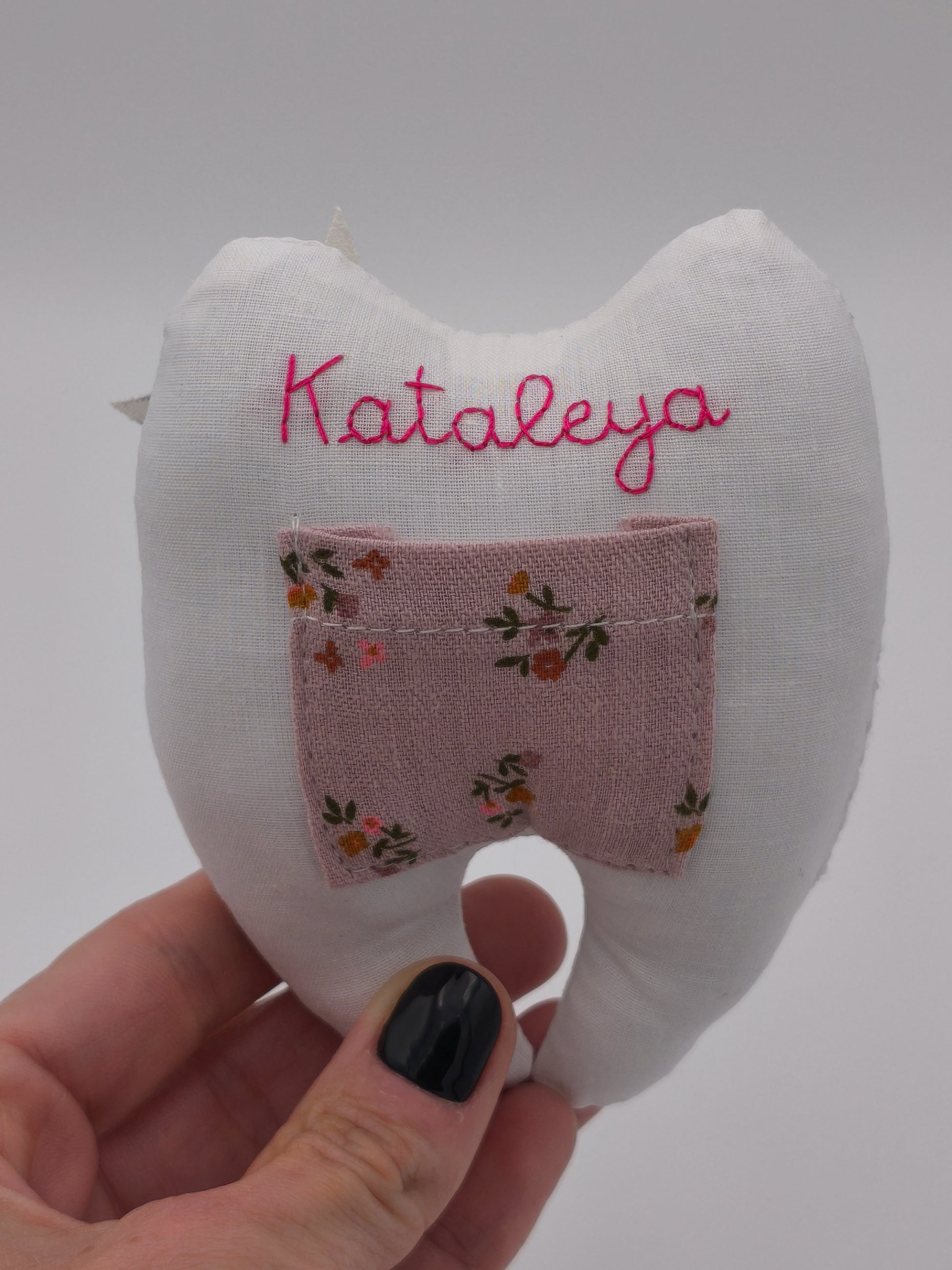 Détail broderie personnalisée sur pochette dent de lait, création artisanale Fée des dents, Marinette Machin chouette.