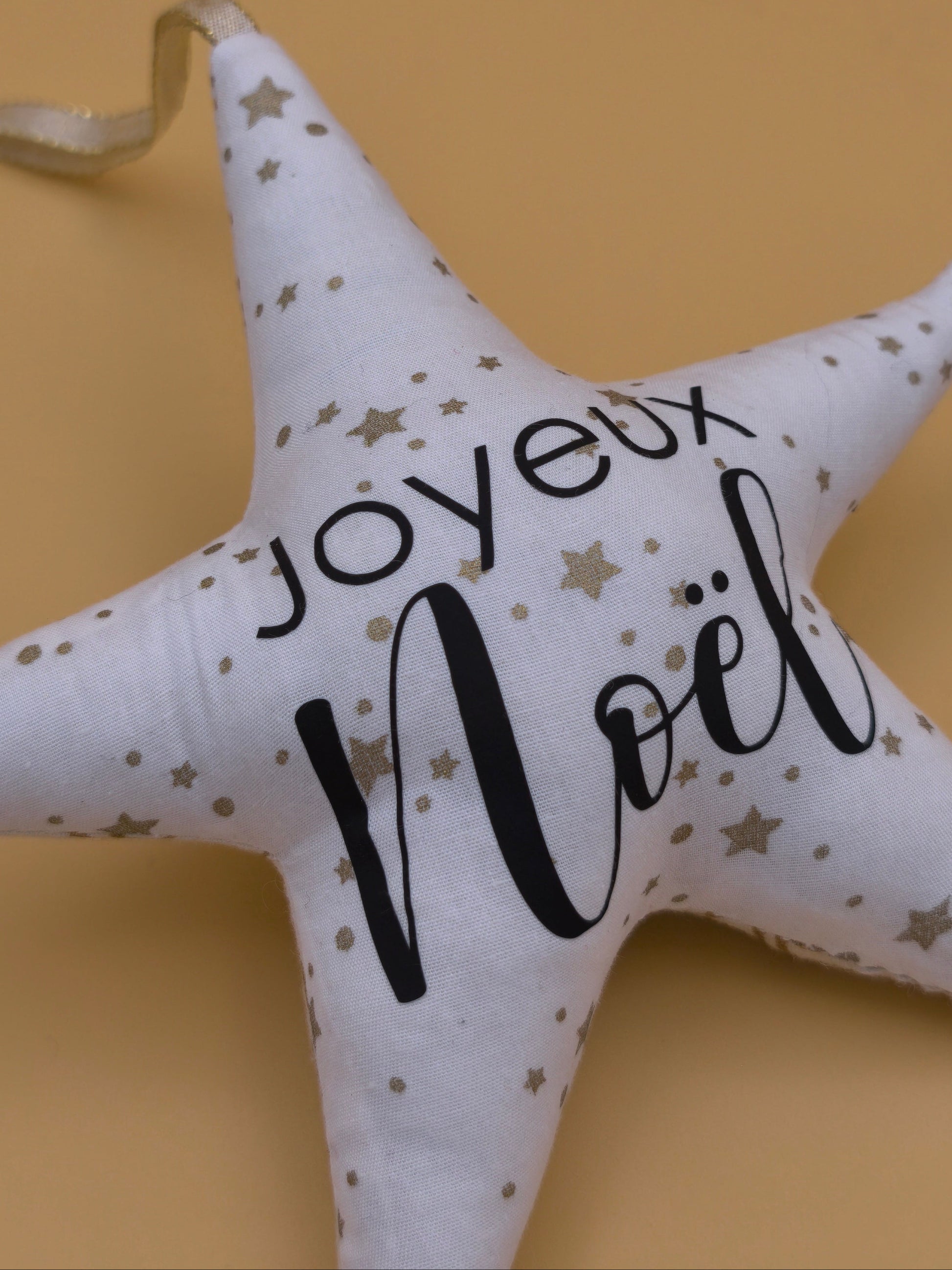 suspension étoile noël tissu doré flocage "joyeux Noël" décoration artisanale fait main Marinette Machin Chouette