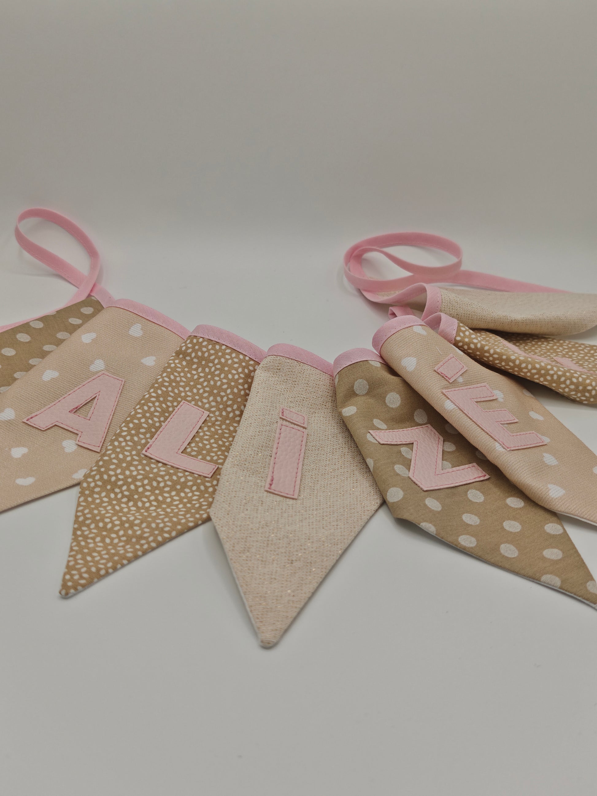 guirlande de fanions en coton coloré, décoration murale artisanale réalisée sur commande par Marinette Machin Chouette.