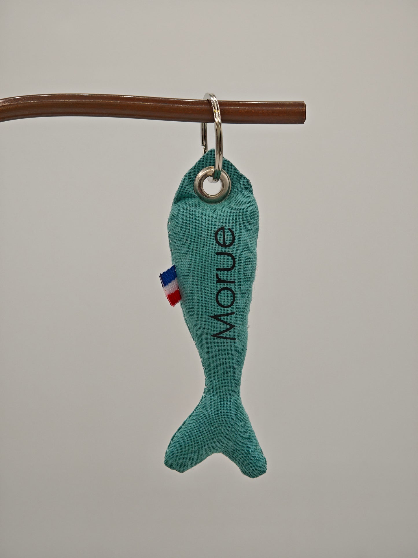 Porte-clé sardine en tissu bleu avec message 'Morue' floqué, création artisanale faite main