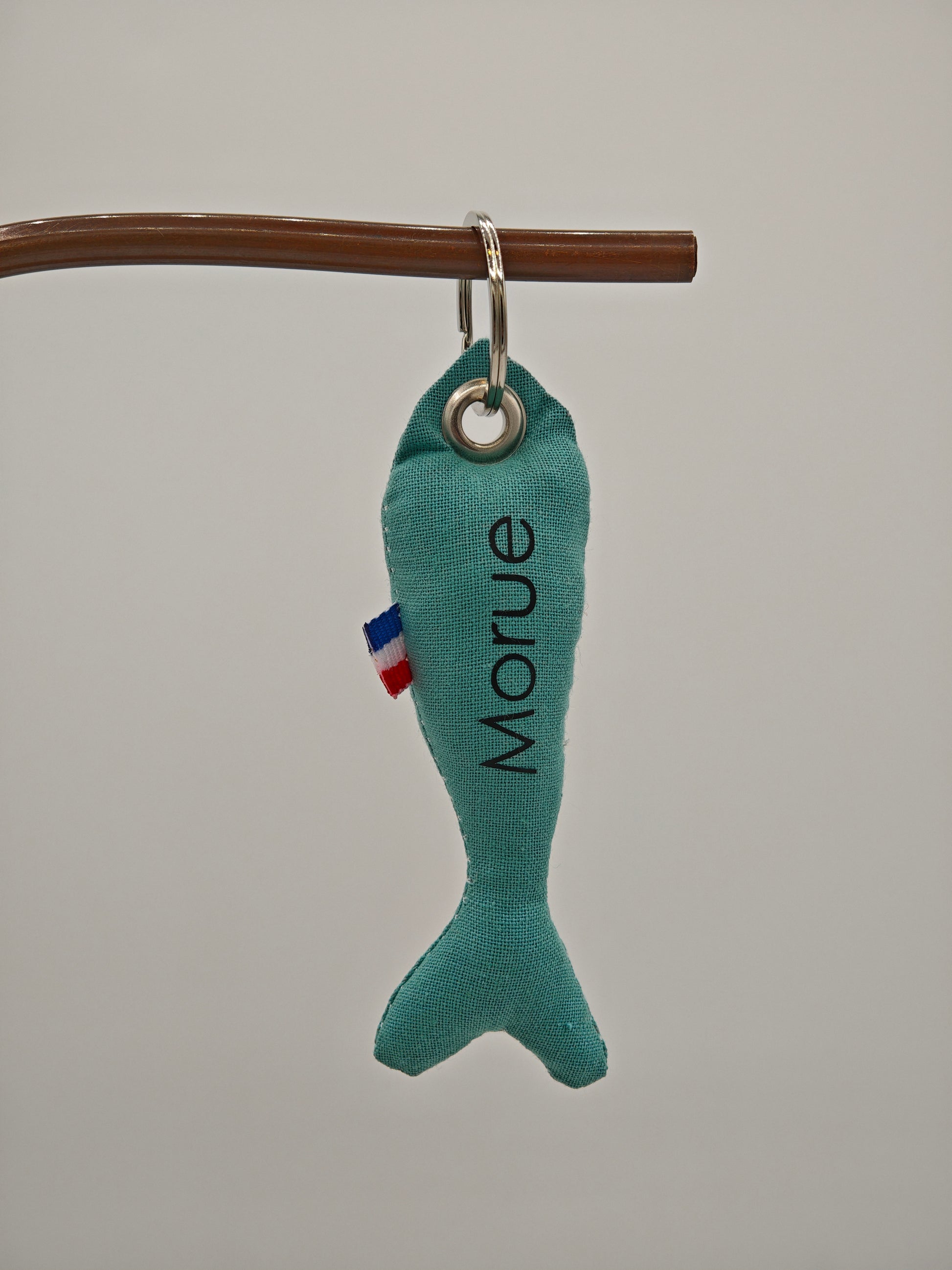 Porte-clé sardine en tissu bleu avec message 'Morue' floqué, création artisanale faite main