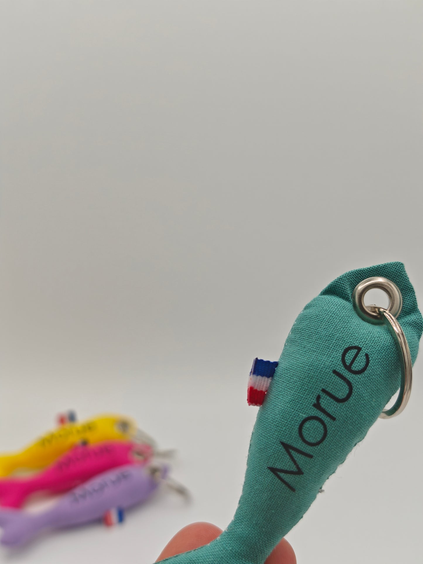 Porte-clé sardine en tissu bleu avec message 'Morue' floqué, création artisanale faite main