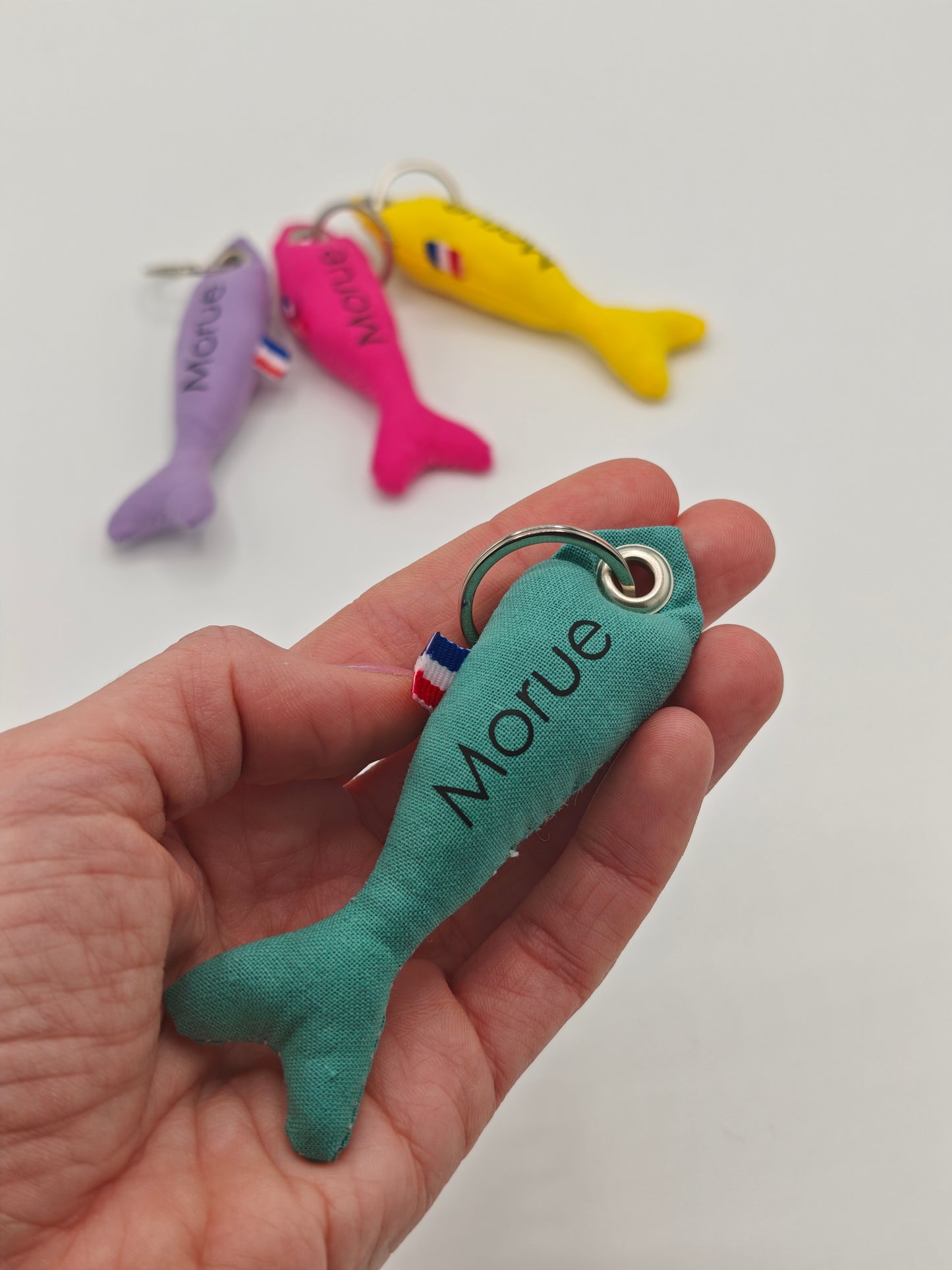 Porte-clé sardine en tissu bleu avec message 'Morue' floqué, création artisanale faite main