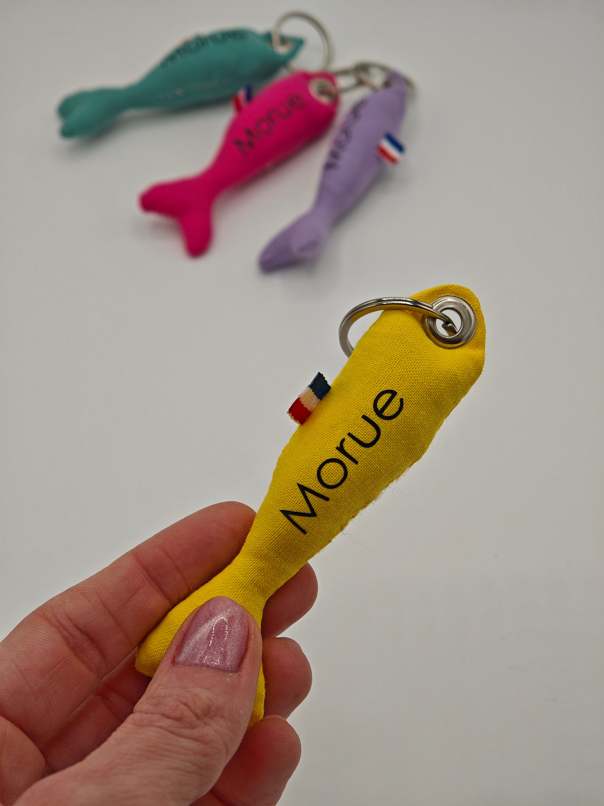 Porte-clé sardine en tissu jaune flashy avec message 'Morue' floqué, création artisanale faite main.