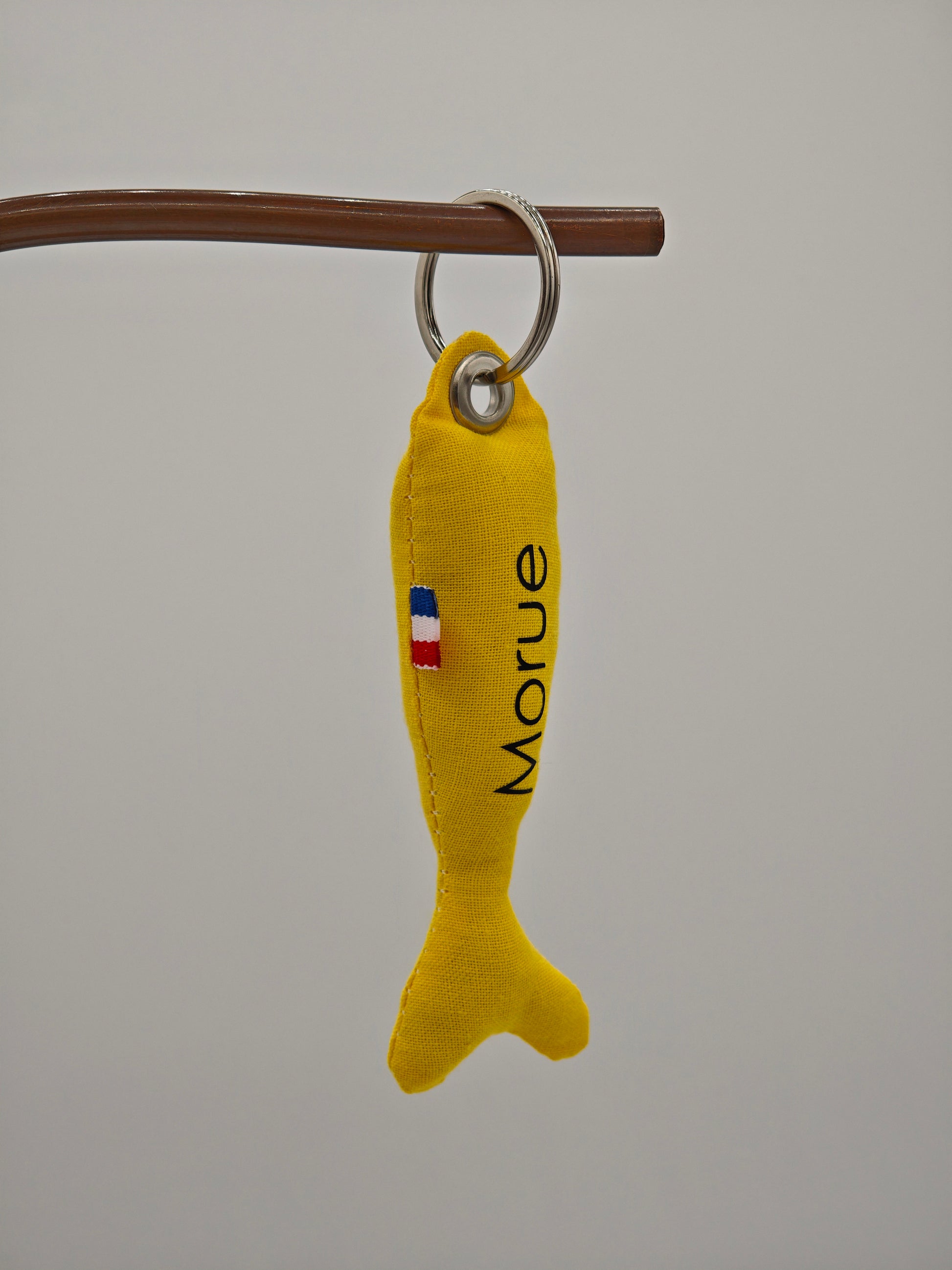Porte-clé sardine en tissu jaune flashy avec message 'Morue' floqué, création artisanale faite main.