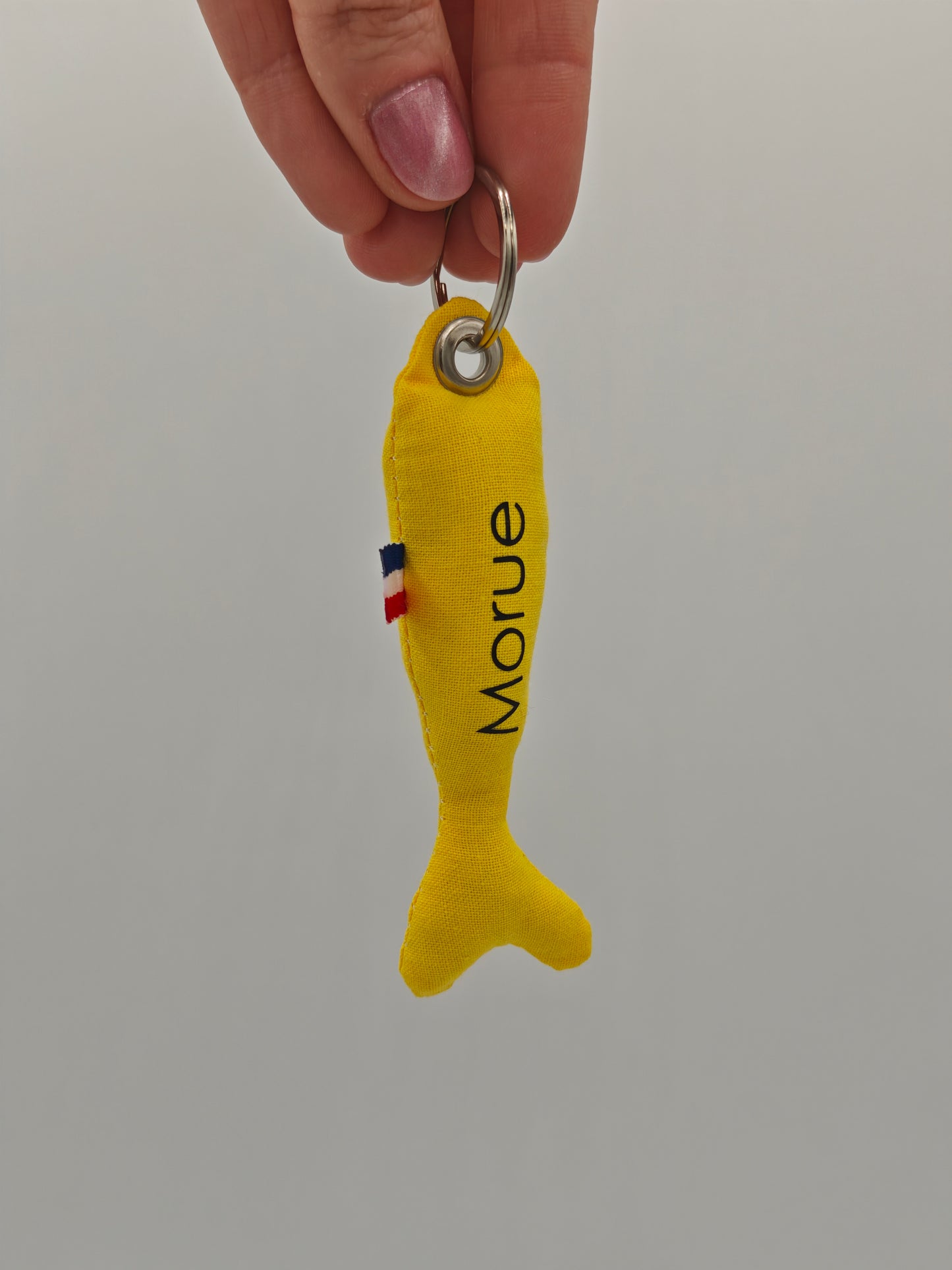 Porte-clé sardine en tissu jaune flashy avec message 'Morue' floqué, création artisanale faite main.