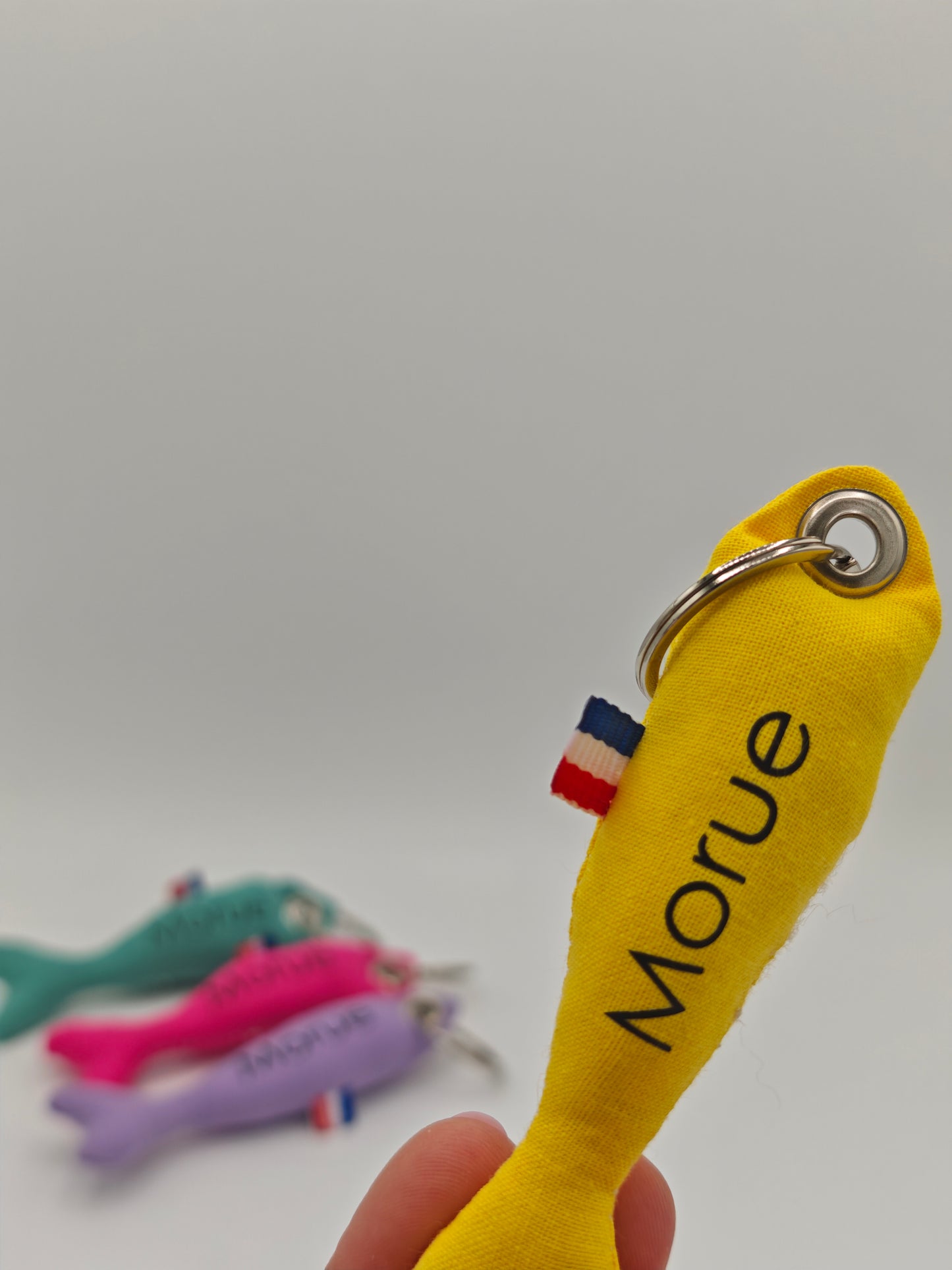 Porte-clé sardine en tissu jaune flashy avec message 'Morue' floqué, création artisanale faite main.