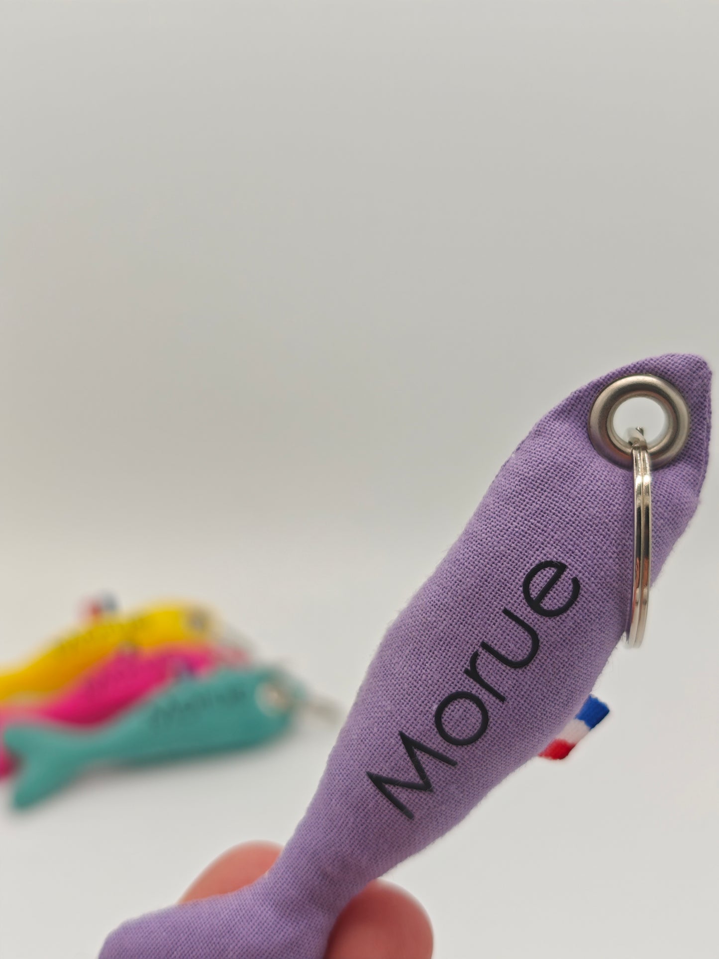 Porte-clé sardine en tissu mauve avec message 'Morue' floqué, création artisanale faite main