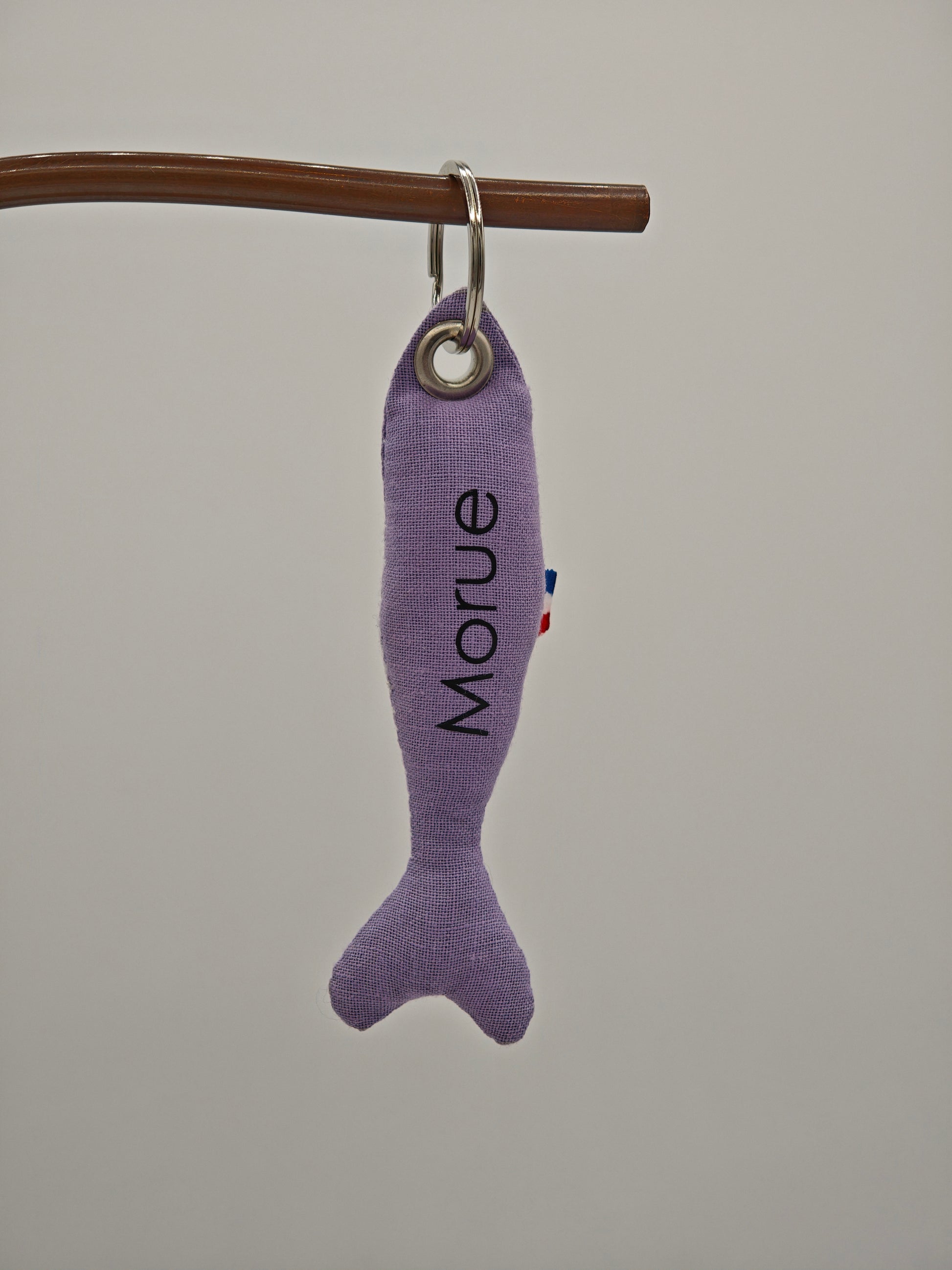 Porte-clé sardine en tissu mauve avec message 'Morue' floqué, création artisanale faite main