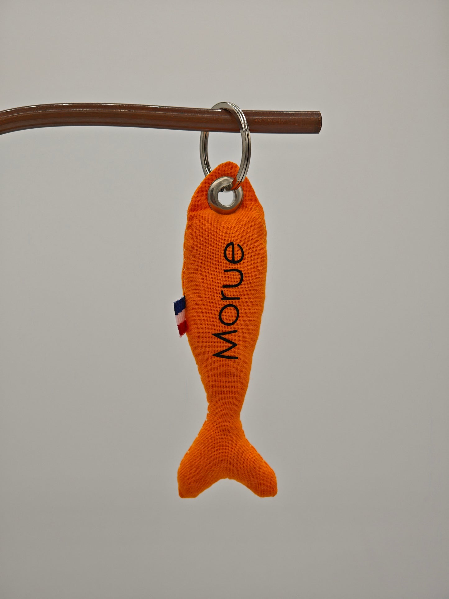 Porte-clé sardine en tissu orange flashy avec message 'Morue' floqué, création artisanale faite main.