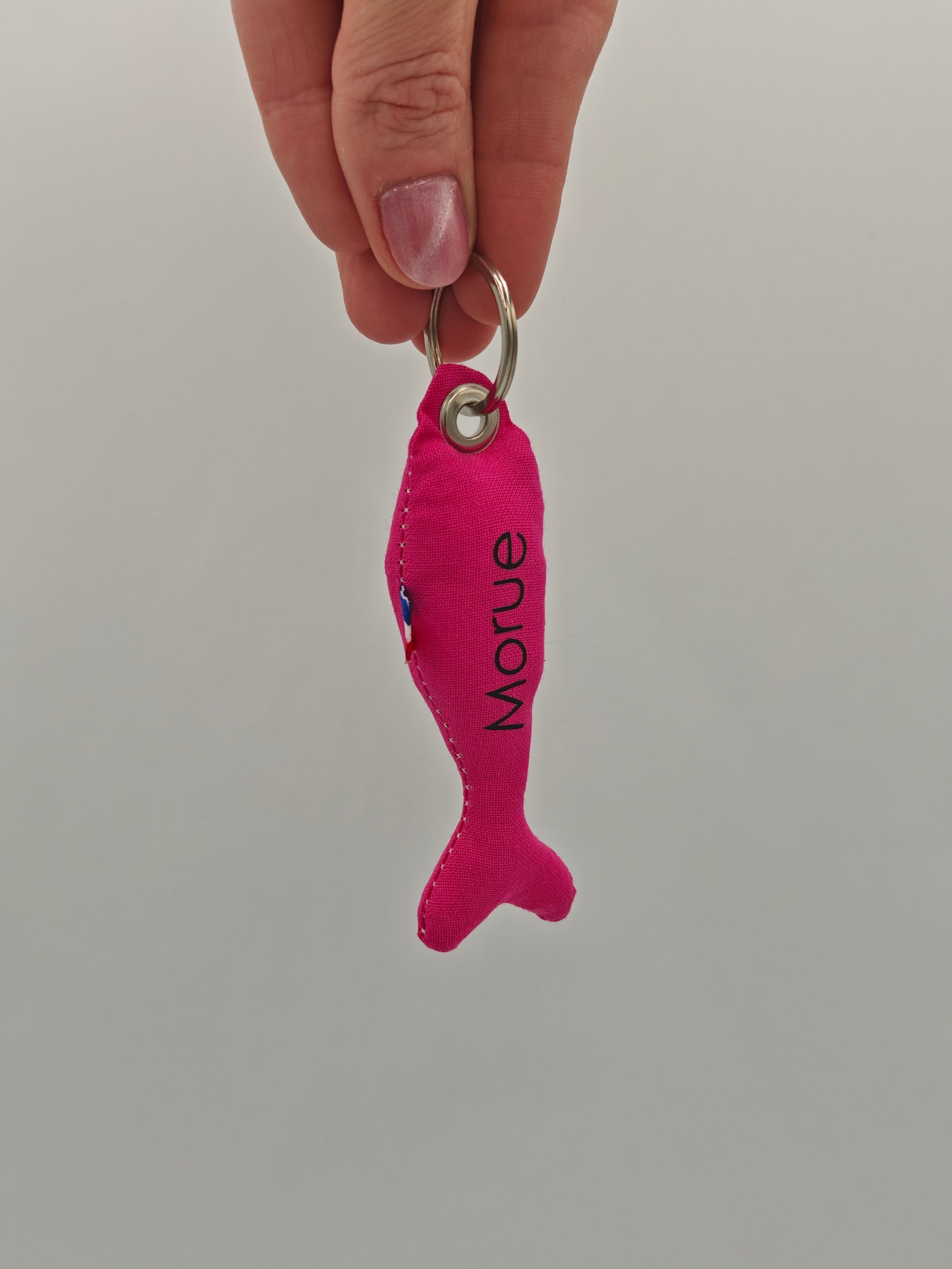 Porte-clé sardine en tissu rose flashy avec message 'Morue' floqué, création artisanale faite main.