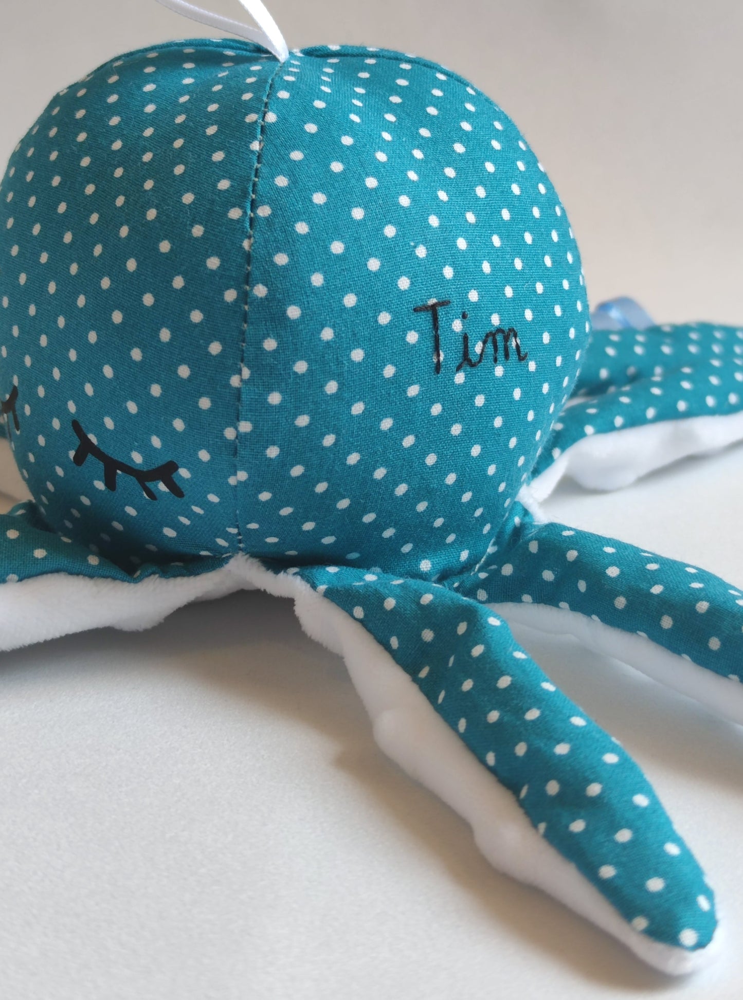 Broderie délicate réalisée à la main dans mon atelier français, détail de qualité d'une suspension de créateur, Marinette Machin chouette