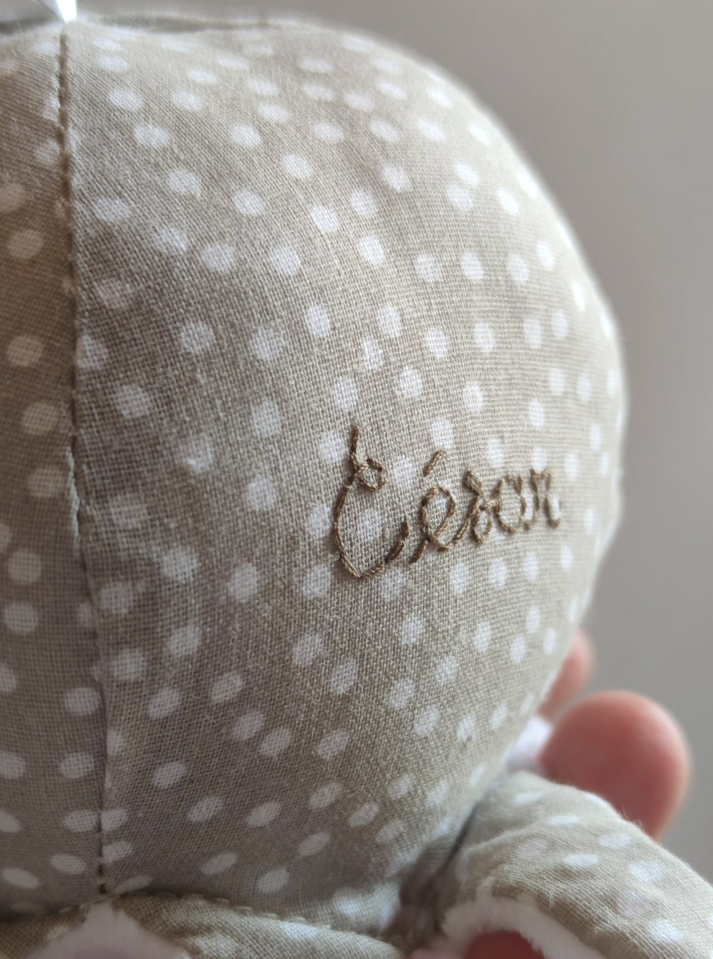 Détail de la broderie artisanale sur le tissu de Mr Poulpe, finitions haute couture pour décoration textile, Marinette Machin chouette