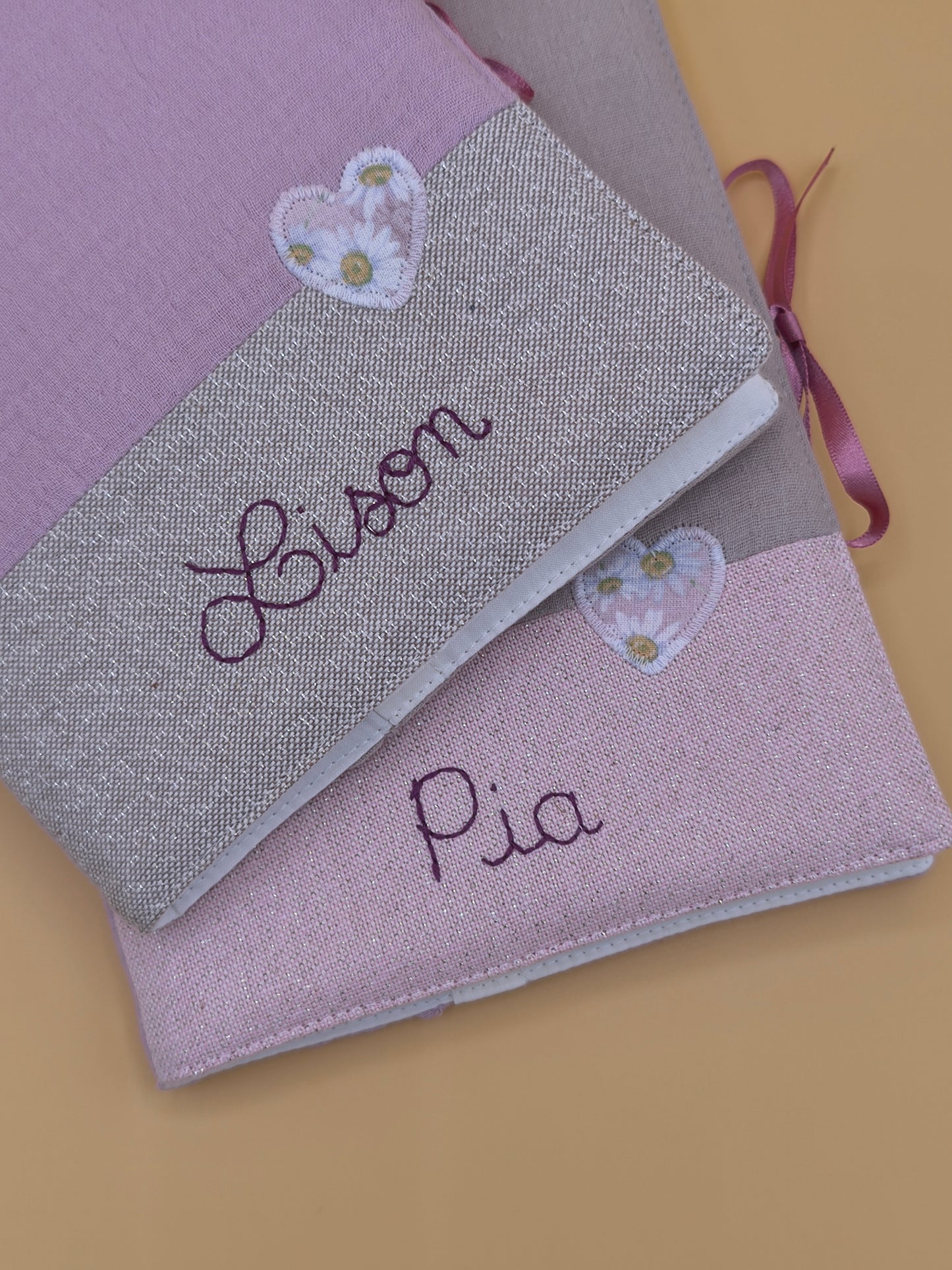 Détail du prénom brodé sur couverture de carnet de santé, personnalisation artisanale, Marinette Machin chouette