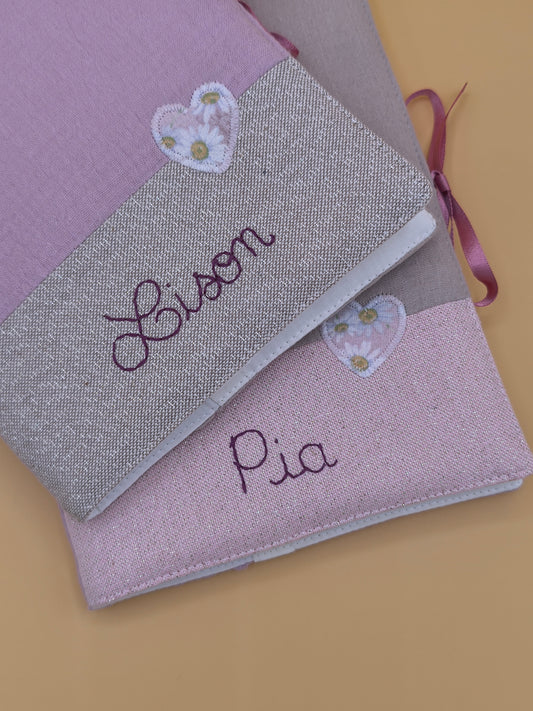 Détail du prénom brodé sur couverture de carnet de santé, personnalisation artisanale, Marinette Machin chouette