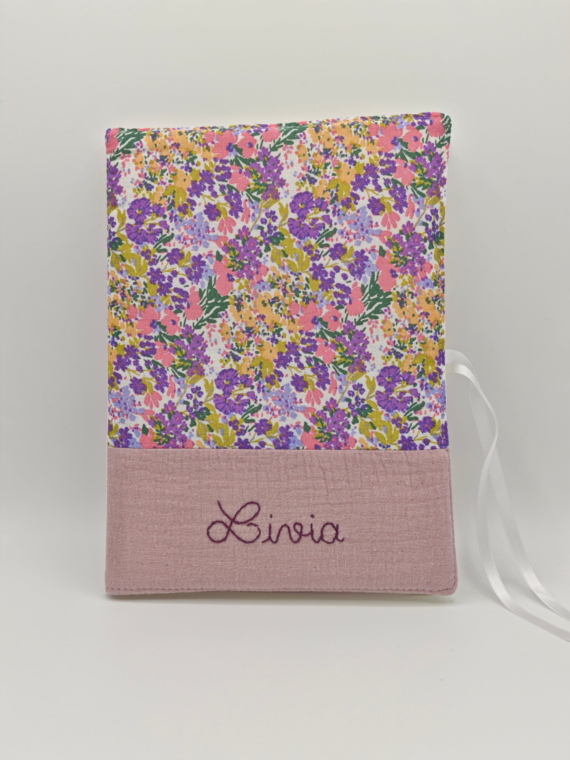Protège-carnet de santé personnalisé en tissu ouatiné, création artisanale française pour cadeau de naissance.