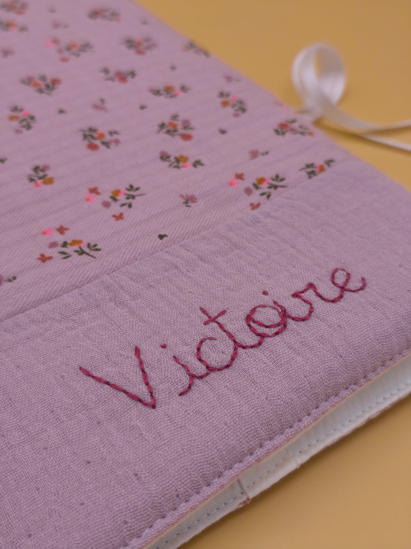 Détail de l'écriture manuscrite brodée, touche poétique et élégante sur un protège-carnet de santé, Marinette Machin chouette