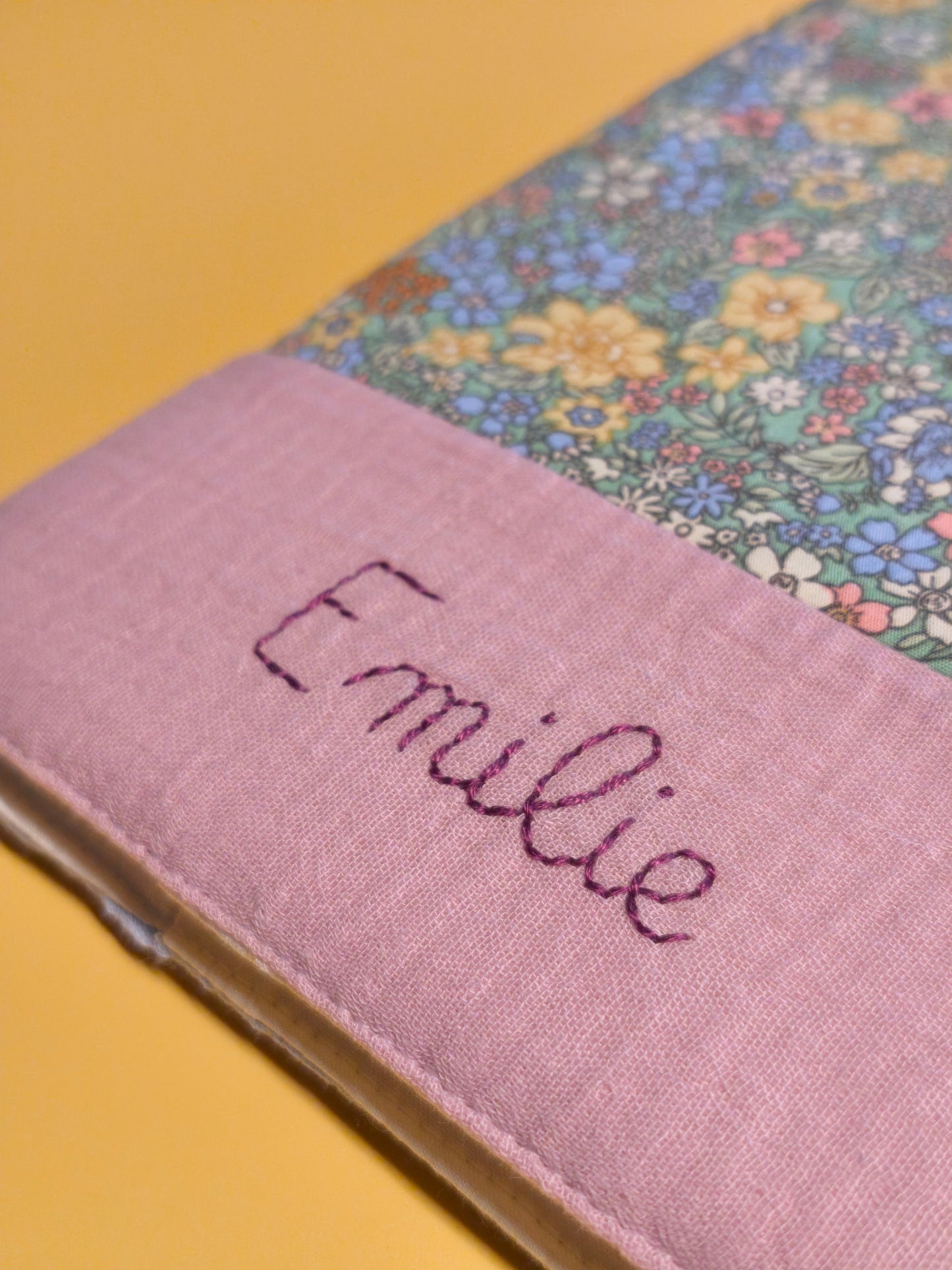 Zoom sur le prénom brodé avec soin, personnalisation artisanale pour un cadeau de naissance inoubliable, Marinette Machin chouette