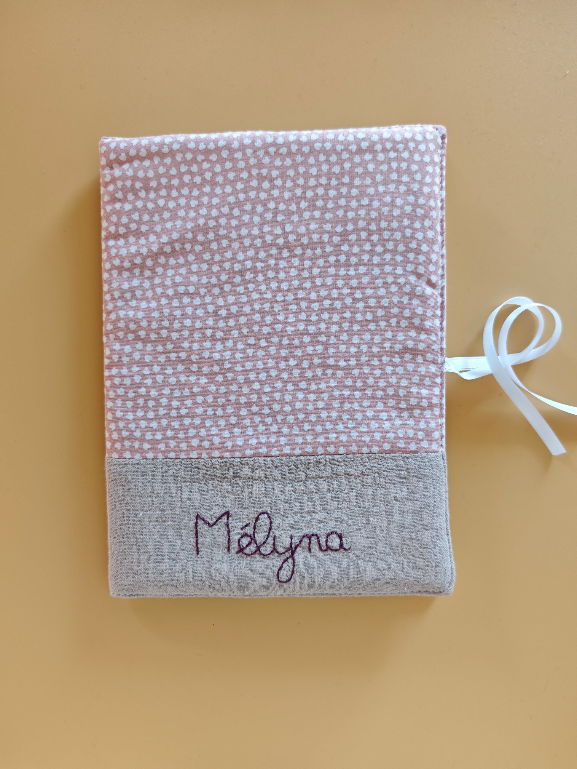 Protège-carnet de santé personnalisé au prénom de Melyna, création artisanale dans les tons roses pour petite fille, Marinette Machin chouette.
