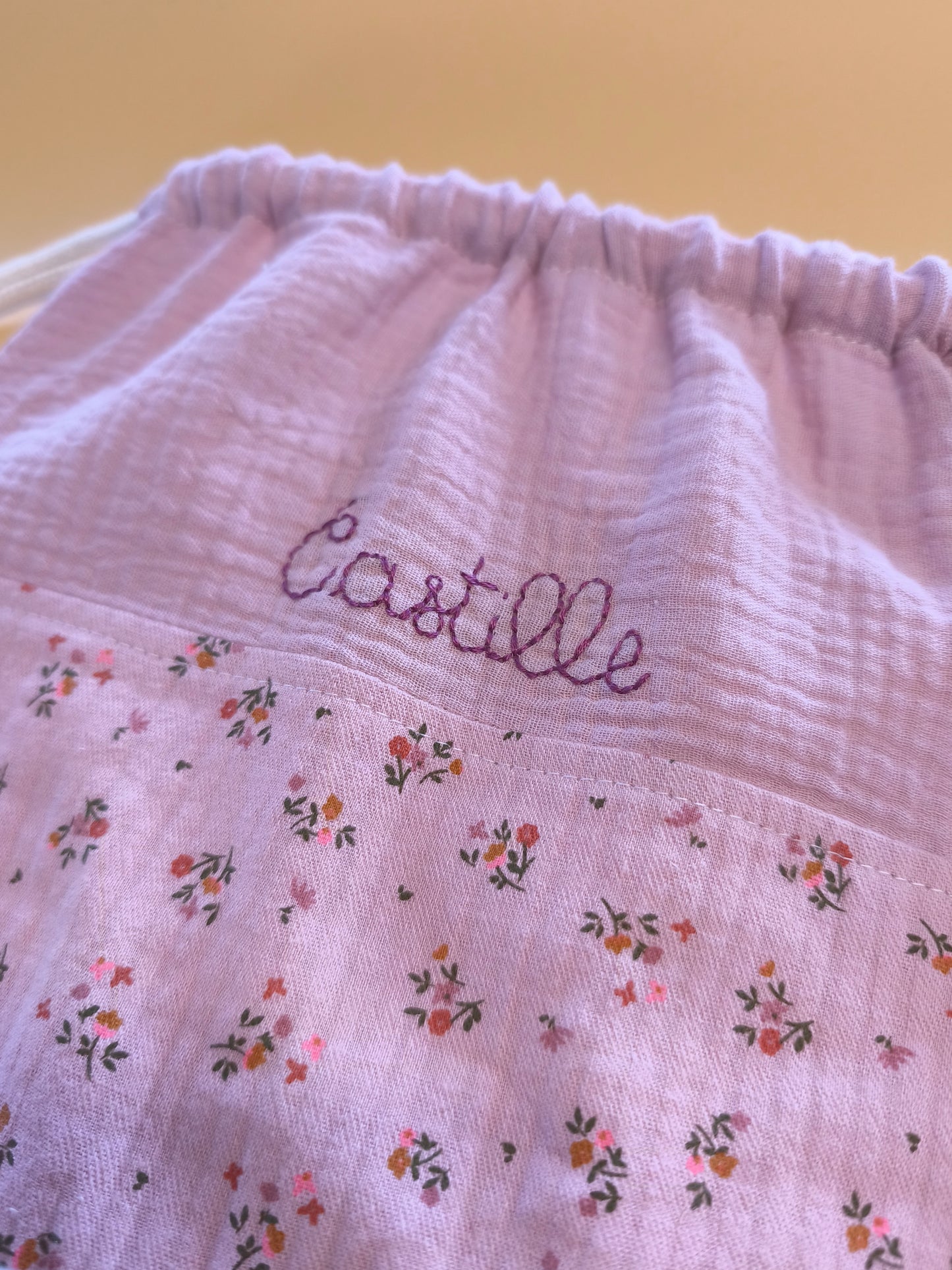 Petit sac à dos enfant personnalisé pour la crèche, modèle artisanal en tissu coton, création Marinette Machin Chouette