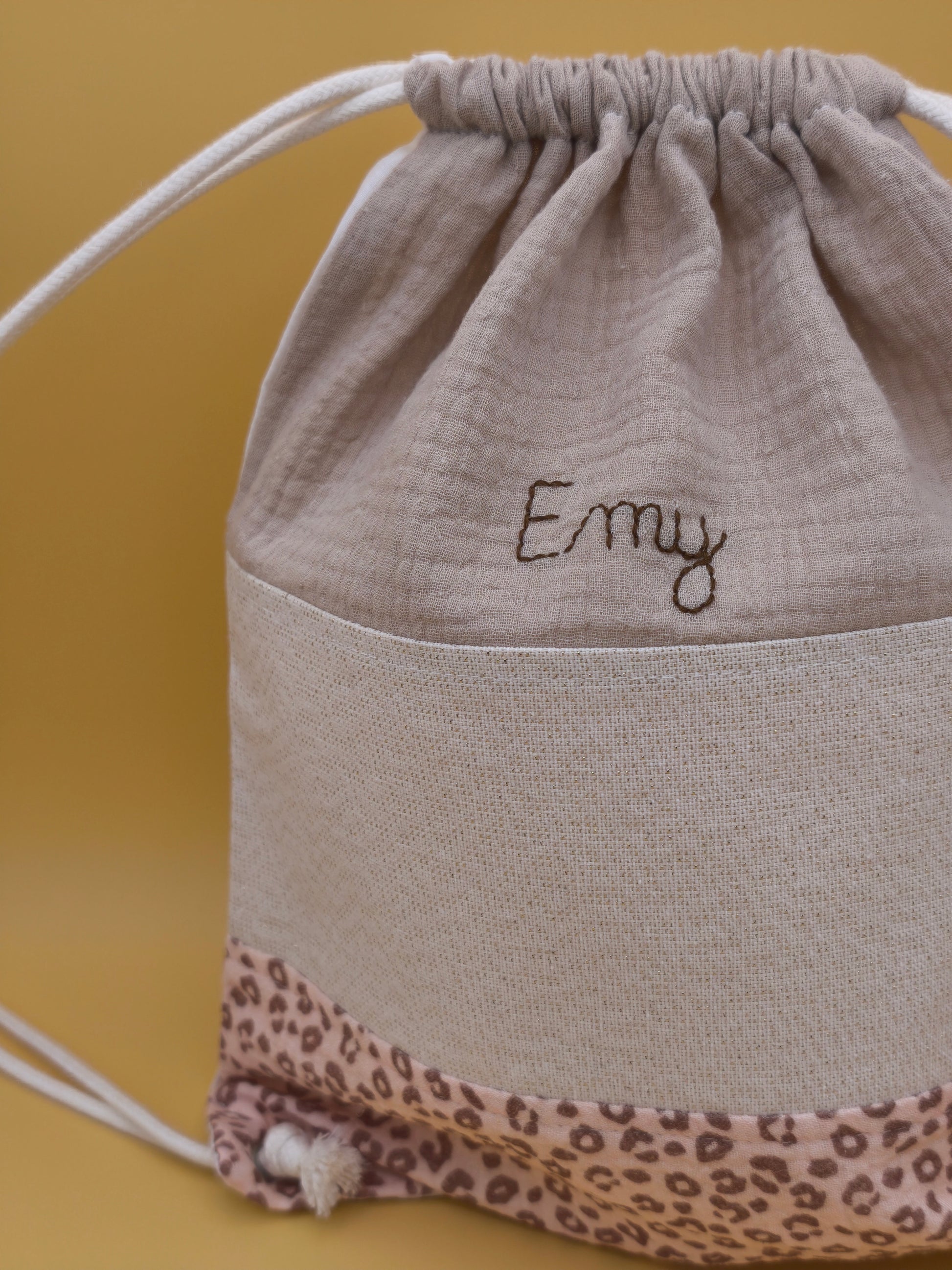 Sac à dos enfant personnalisé et pochon de crèche artisanal. Un sac à doudou ou goûter fait main en France, idéal pour l'autonomie en maternelle. Cadeau de naissance unique sur commande.