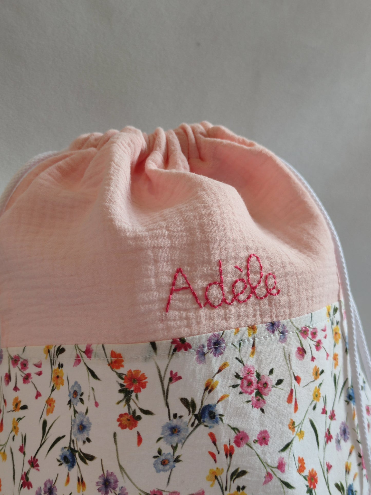 Détail d'un sac à dos personnalisé au prénom de l'enfant, tissus à motifs sur-mesure, Cadeau de naissance unique sur commande, Marinette Machin Chouette 