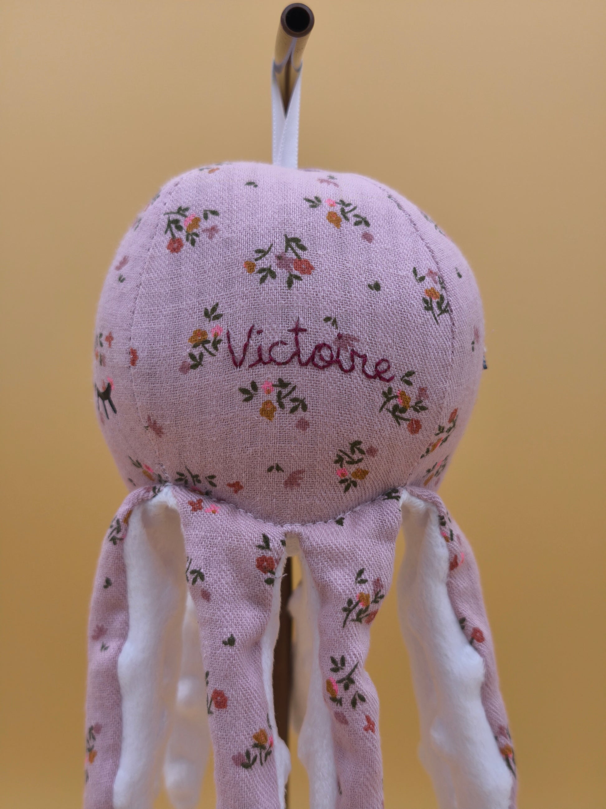 Collection de poulpes décoratifs à suspendre, créations textiles personnalisables pour chambre bébé, Marinette Machin chouette