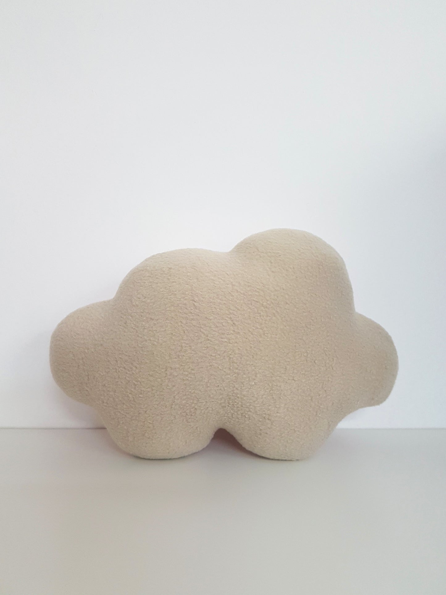 Décoration murale coussin nuage dans une chambre de bébé, ambiance douce et poétique, création Marinette Machin chouette