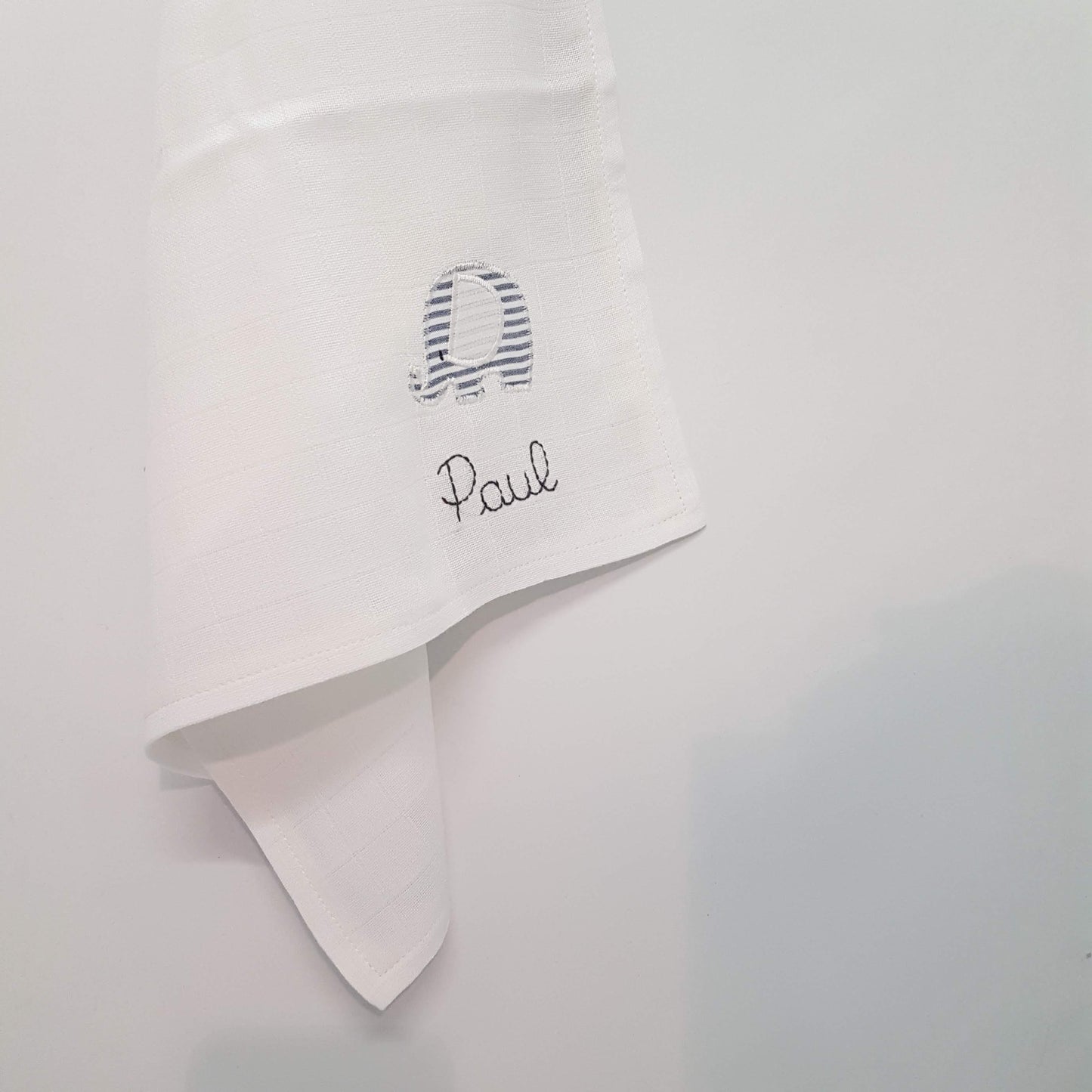 Détail des finitions d'un lange en coton artisanal, couture soignée fait main, création Marinette Machin chouette