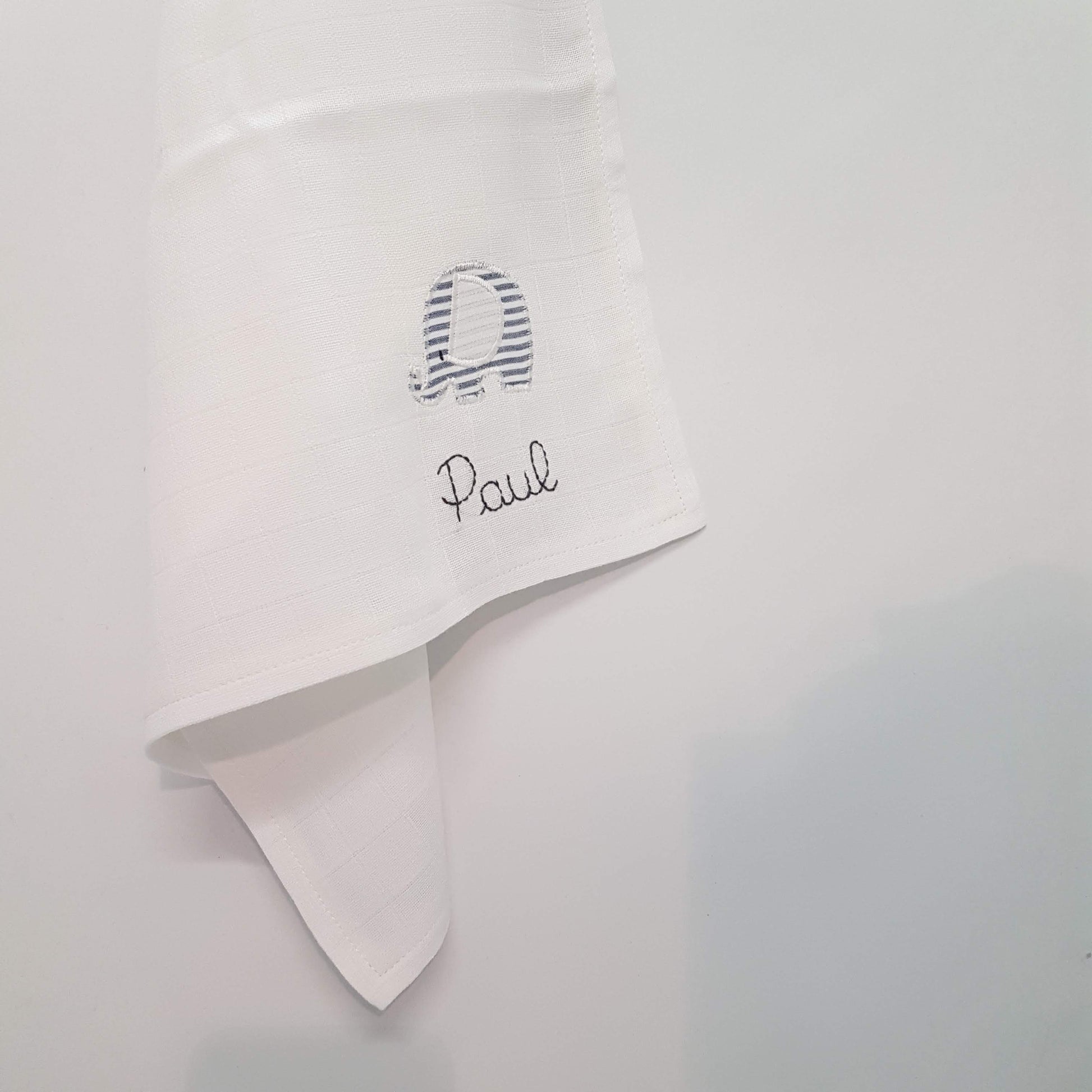 Détail des finitions d'un lange en coton artisanal, couture soignée fait main, création Marinette Machin chouette
