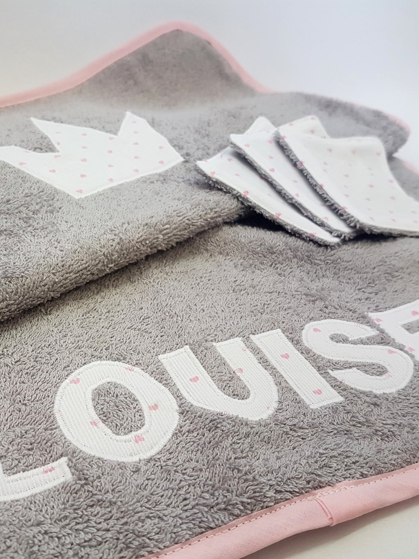 Détail des tissus en coton à motifs originaux et finitions artisanales sur un tapis à langer sur-mesure pour Louise, Marinette Machin chouette