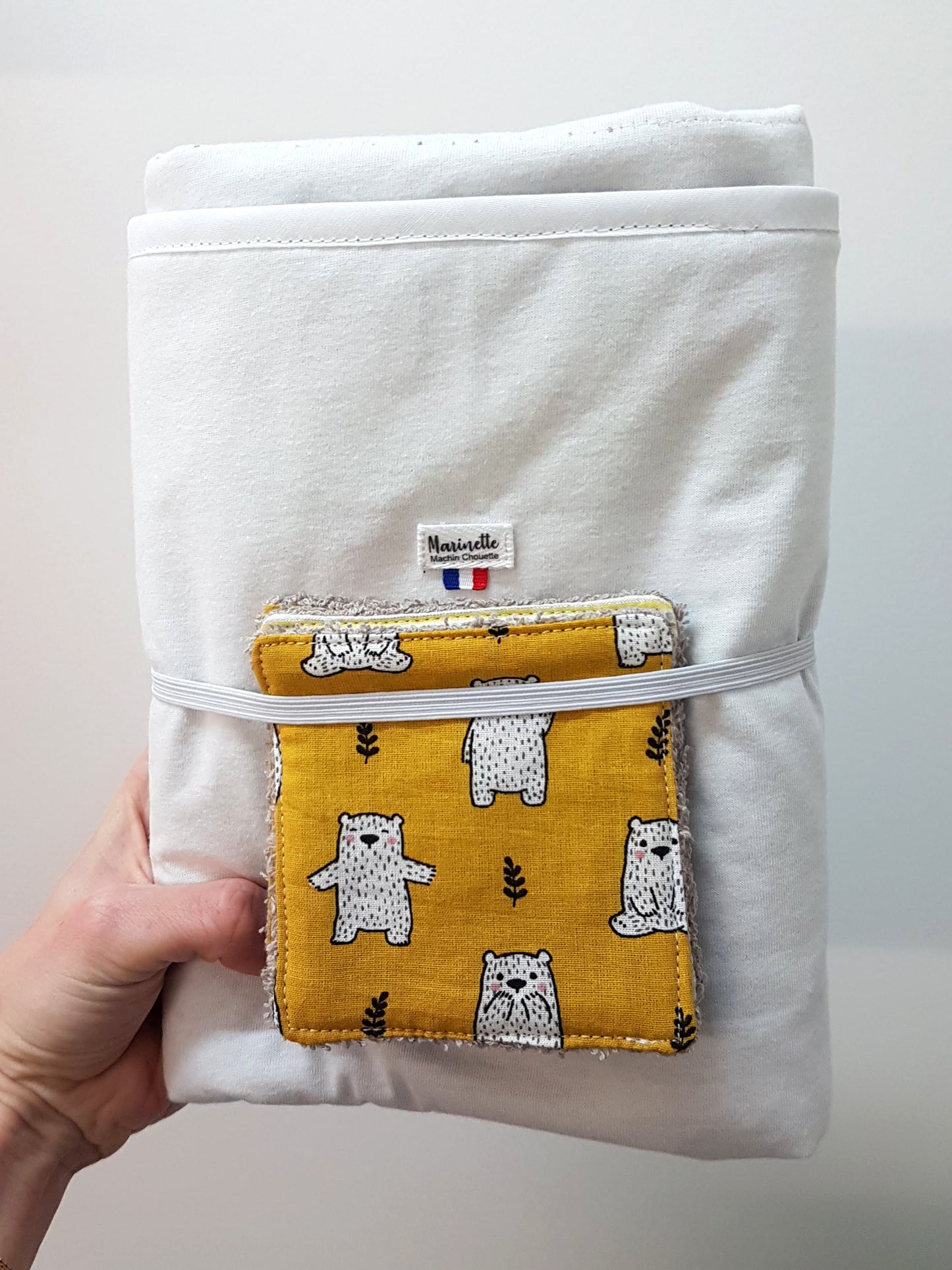 Kit de change nomade artisanal avec tapis à langer pliant et ses trois lingettes coordonnées, création Marinette Machin chouette.